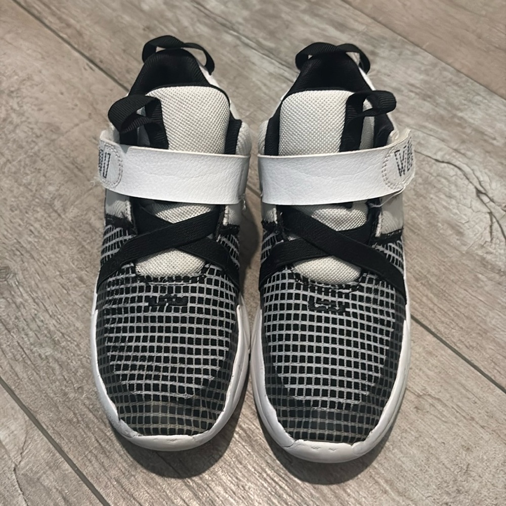Nike black and white final sale boys